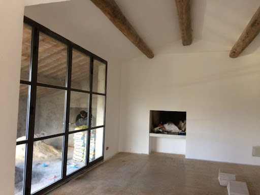 Pièce de vie avec verrière atelier et poutres apparentes